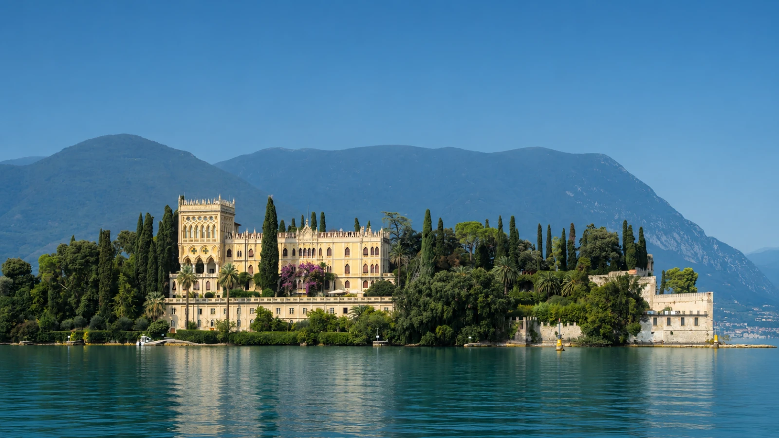 Isola del Garda: the neo-Gothic villa and how to visit it