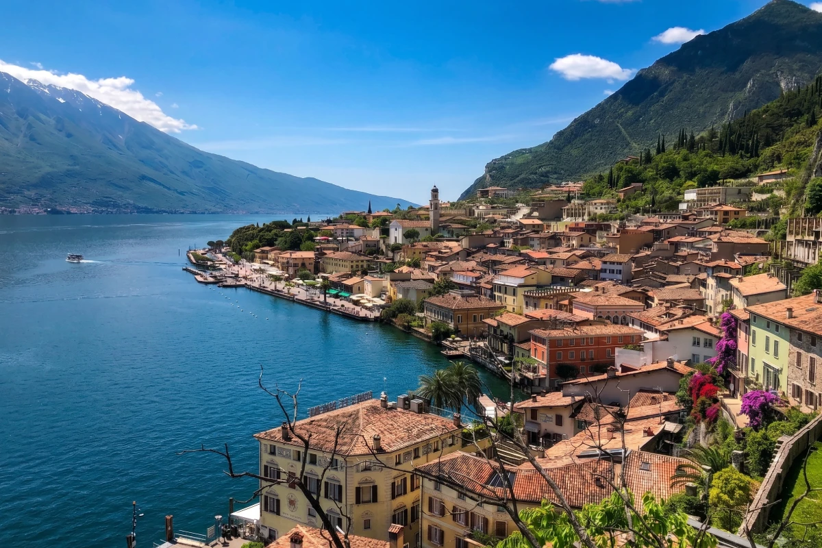 Il borgo di Limone sul Garda visto dall