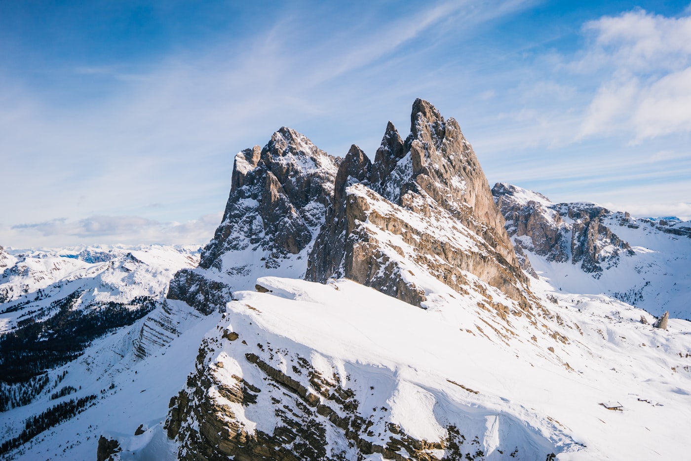 Die Geislerspitzen und der Seceda-Grat in Gröden im Schnee
